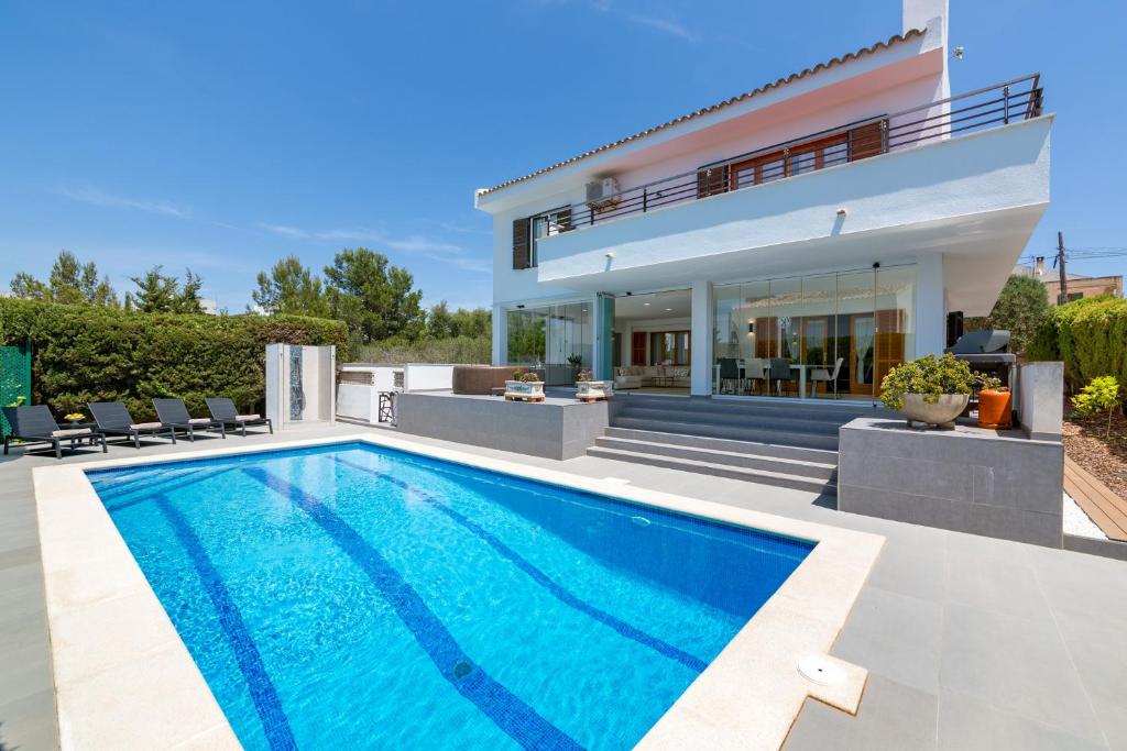 Badia GranFerienhaus Casa Kristel的别墅前设有游泳池