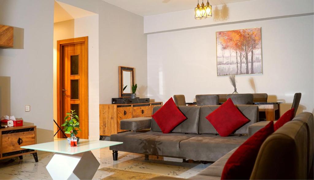 马斯喀特AECO lovely 2 bedroom apartment for family and friends的客厅配有沙发和桌子