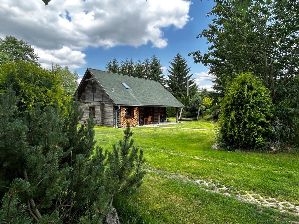 Šluknovlog cabin in Czech-Saxon Switzerland的田间中的一个老房子