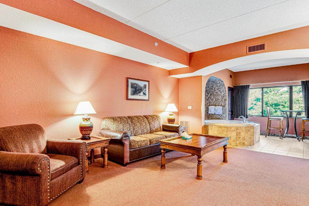 威斯康星戴尔Chula Vista Condo #2433的客厅配有两张沙发和一张桌子