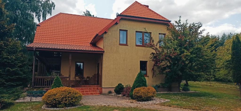 Rychtyńska Cisza的一座带橙色屋顶的小房子