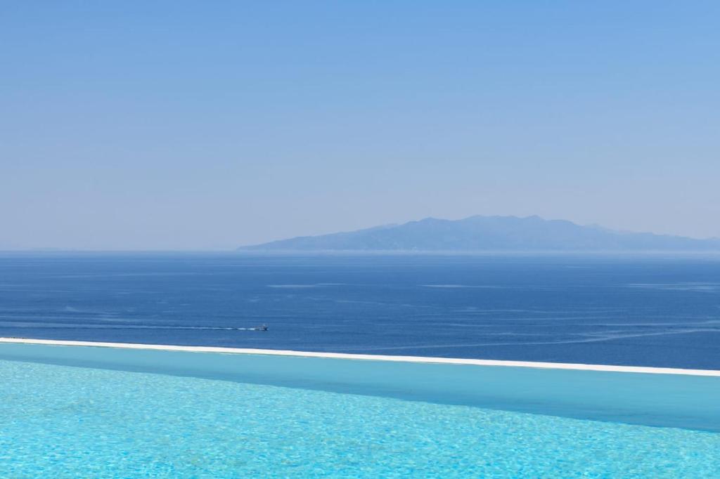 卡拉法蒂斯Villa Sea Angels的从游泳池边欣赏海景
