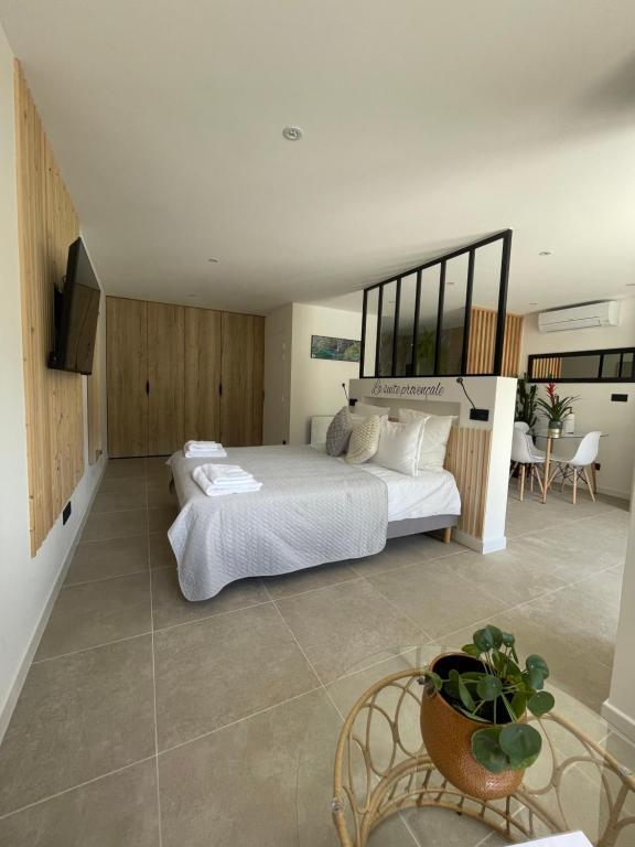 马赛La suite provençale的一间卧室配有一张大床和一张桌子及椅子