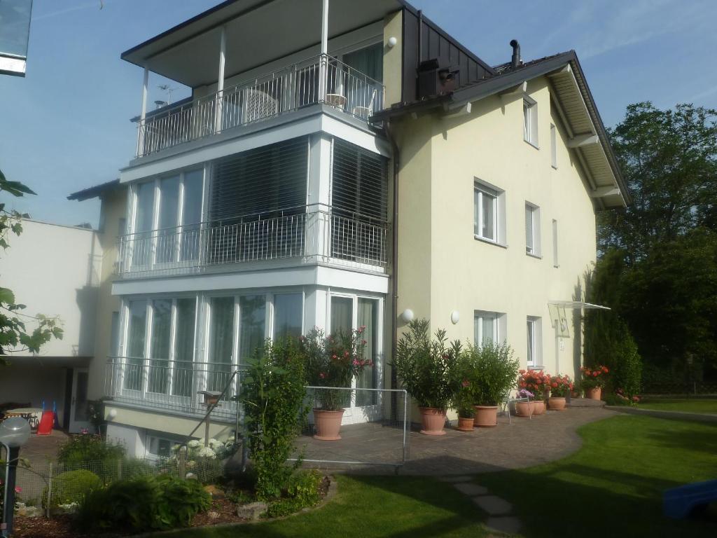 赫尔布兰茨Gästezimmer Suppan的一座大型白色建筑,设有阳台和盆栽植物