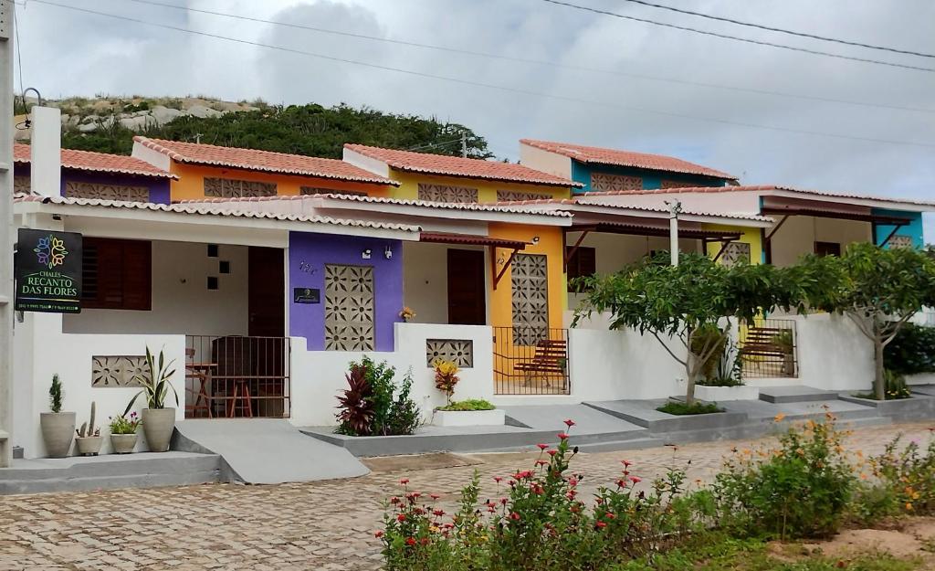 蒙蒂达斯加梅莱拉斯Chalés Recanto das Flores RN的一座漆有色彩的房子