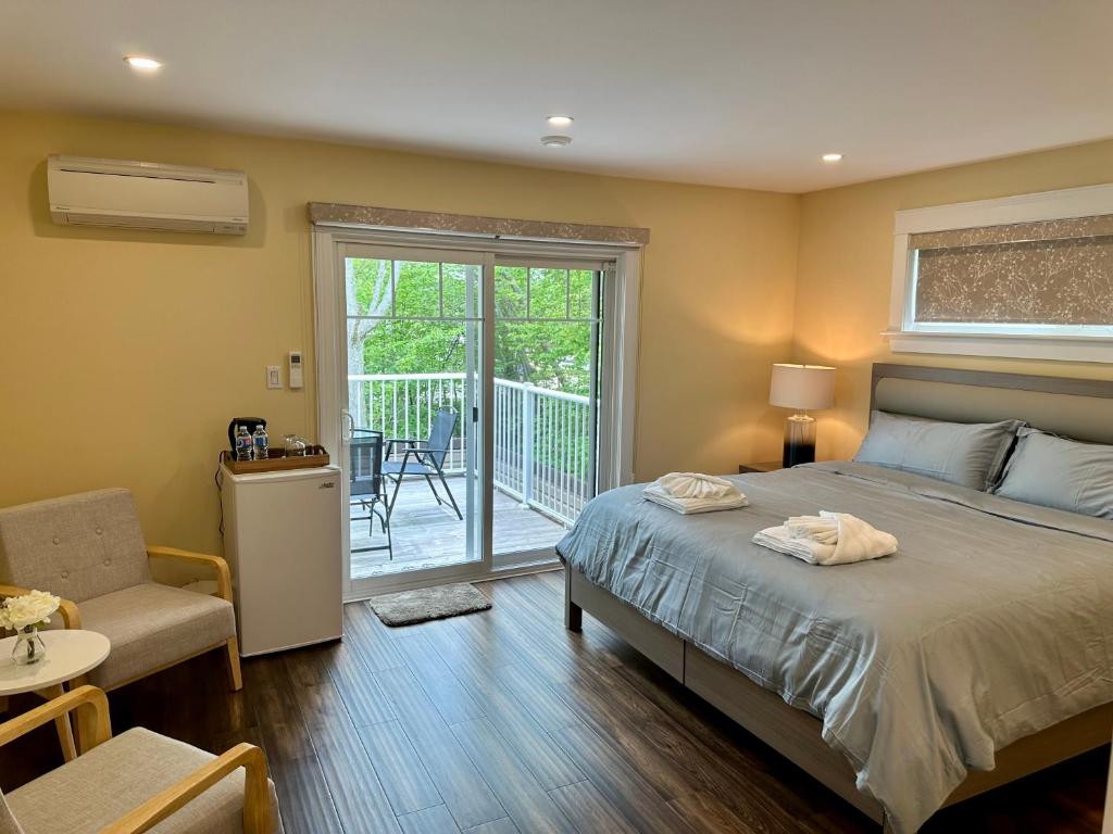 夏洛特顿Lotus Moon的一间卧室设有一张床和一个阳台