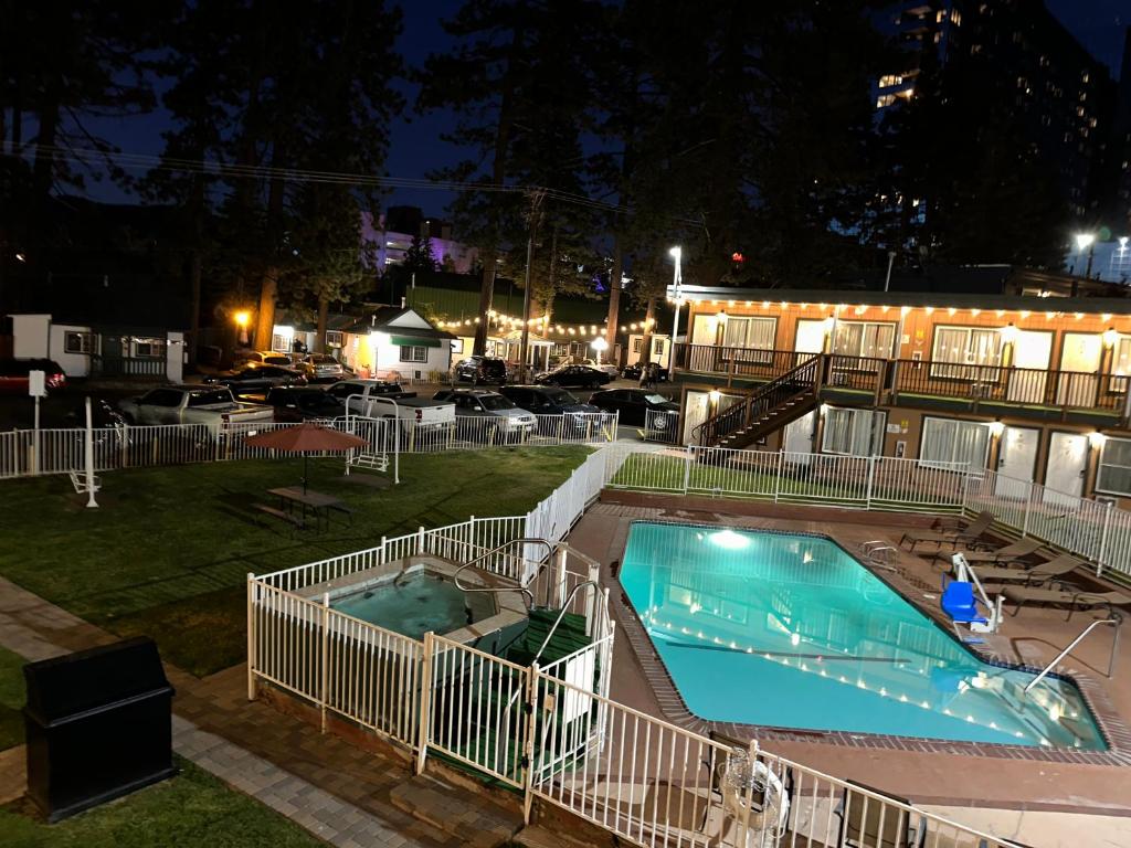 南太浩湖阿尔派Spa宾馆的一座晚上设有游泳池的建筑