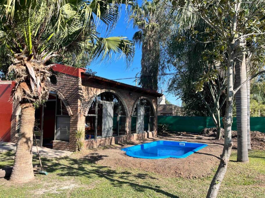 绍斯维乔La casa del Rio en Sauce Viejo - Santa Fe-的庭院里一座蓝色泳池的房子
