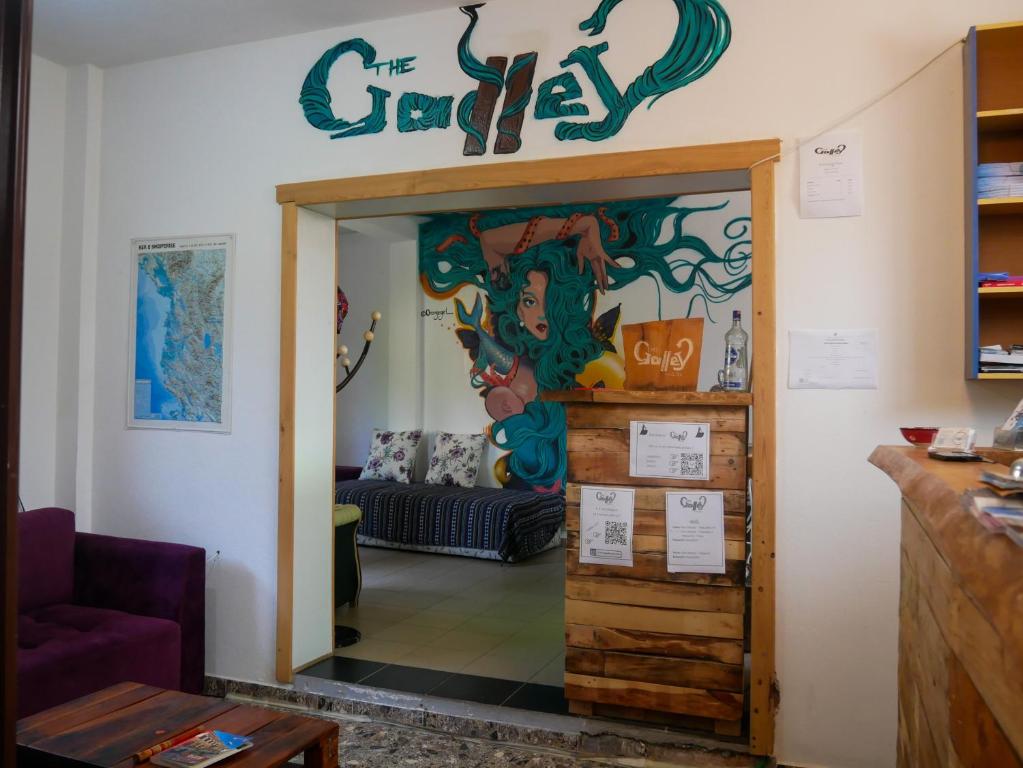 斯库台The Galley Party Hostel的一间有标志的房间,上面有阅读geek的标志