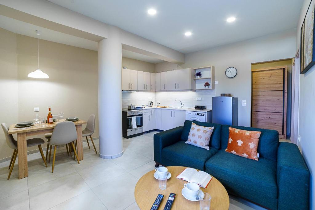 马克里亚罗斯Palm home 1的客厅配有蓝色的沙发和桌子