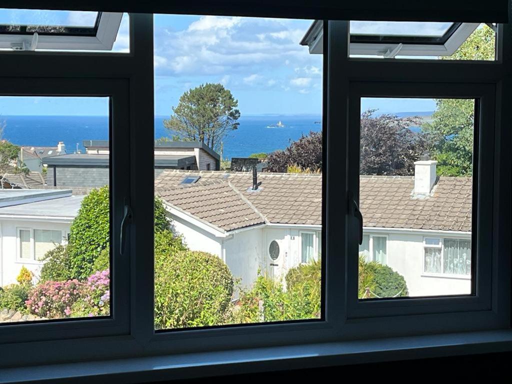 卡比斯贝Godrevy Lighthouse View, Carbis Bay, St Ives, free parking near beach的从房子的窗户欣赏美景