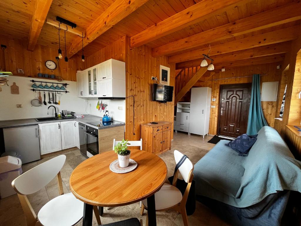 Kamienica KrólewskaU Marcjana的小屋内的厨房和用餐室配有桌子
