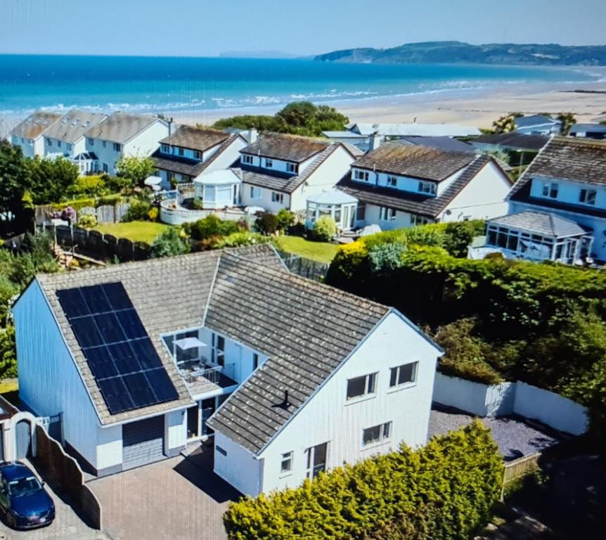 本莱赫Benllech Beach的屋顶上设有太阳能电池板的房子