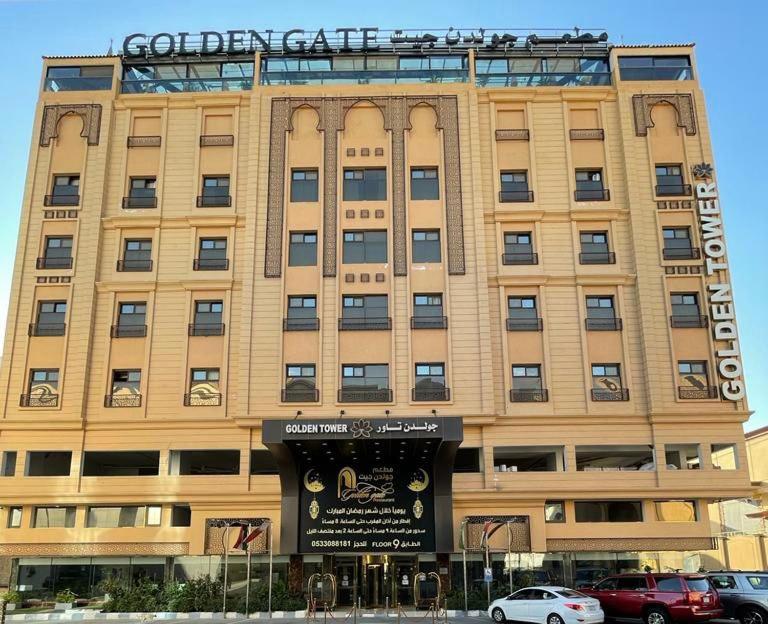 阿可贺巴Golden Tower Hotel AlKhobar Corniche的一座大建筑,上面有标志