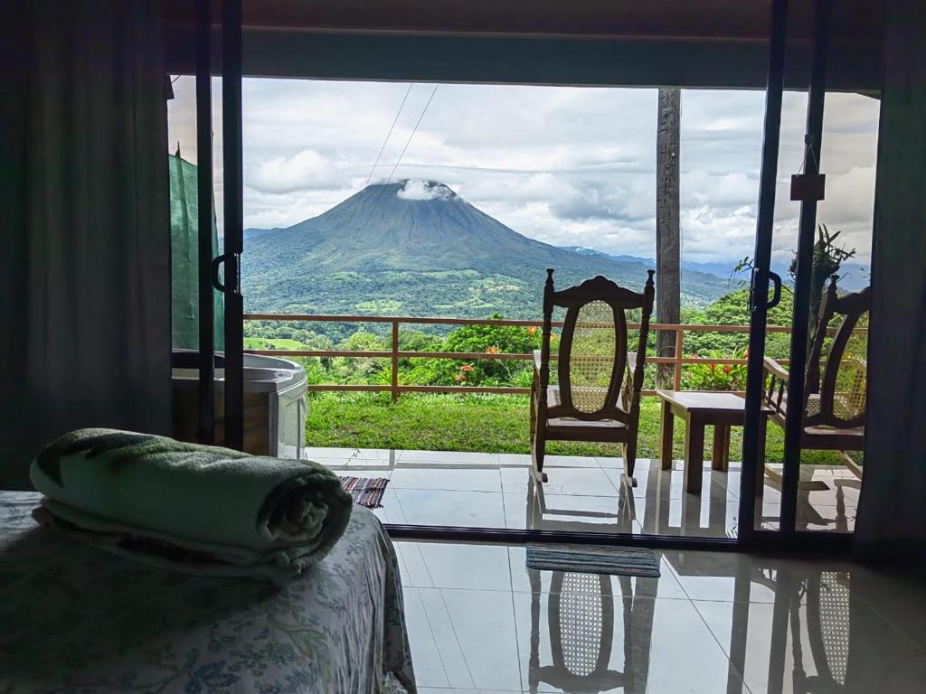 福尔图纳Encanto Arenal lodge的客房透过窗户可欣赏到山景
