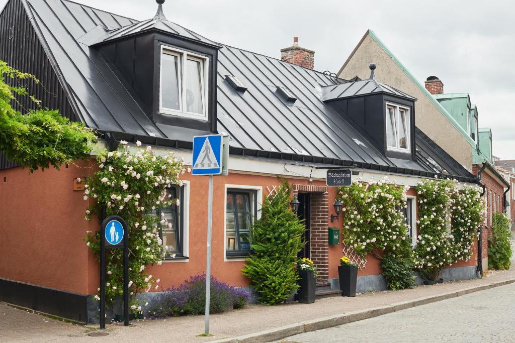 斯塔德Hotell Bäckagården的前面有蓝色标志的房子