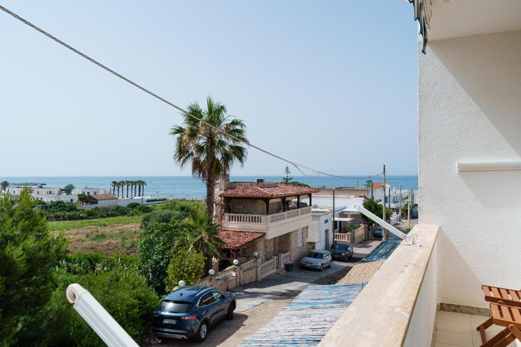 托雷瓦多VistaMare Paradiso的从棕榈树房子的阳台上可欣赏到风景