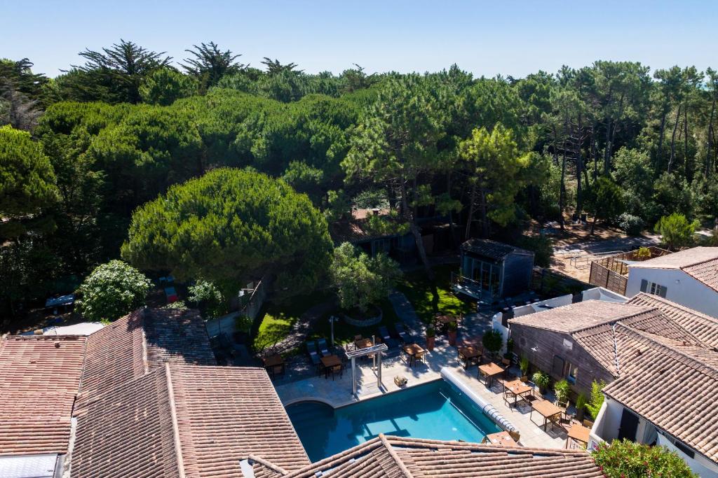 雷岛林滩普拉西尔温泉餐厅酒店的享有度假村游泳池的顶部景致
