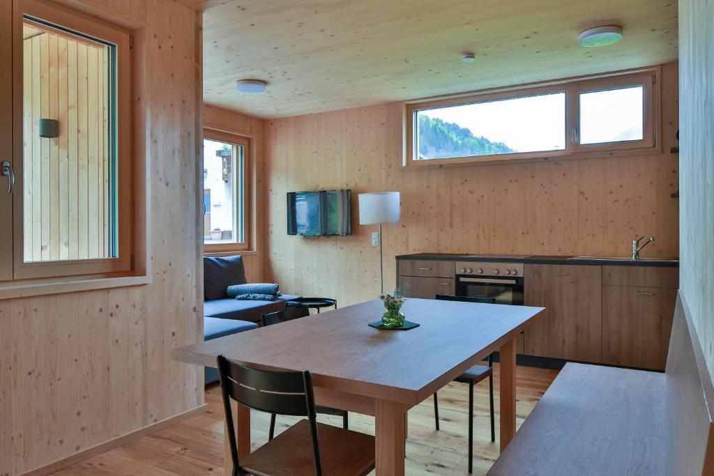 施科佩尔瑙Bergreich Appartement 1的厨房以及带桌椅的起居室。
