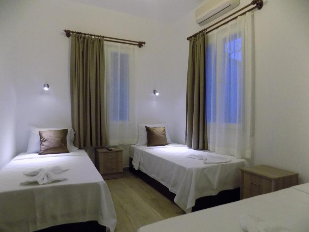 博德鲁姆阿甘民宿的客房设有两张床和窗户。