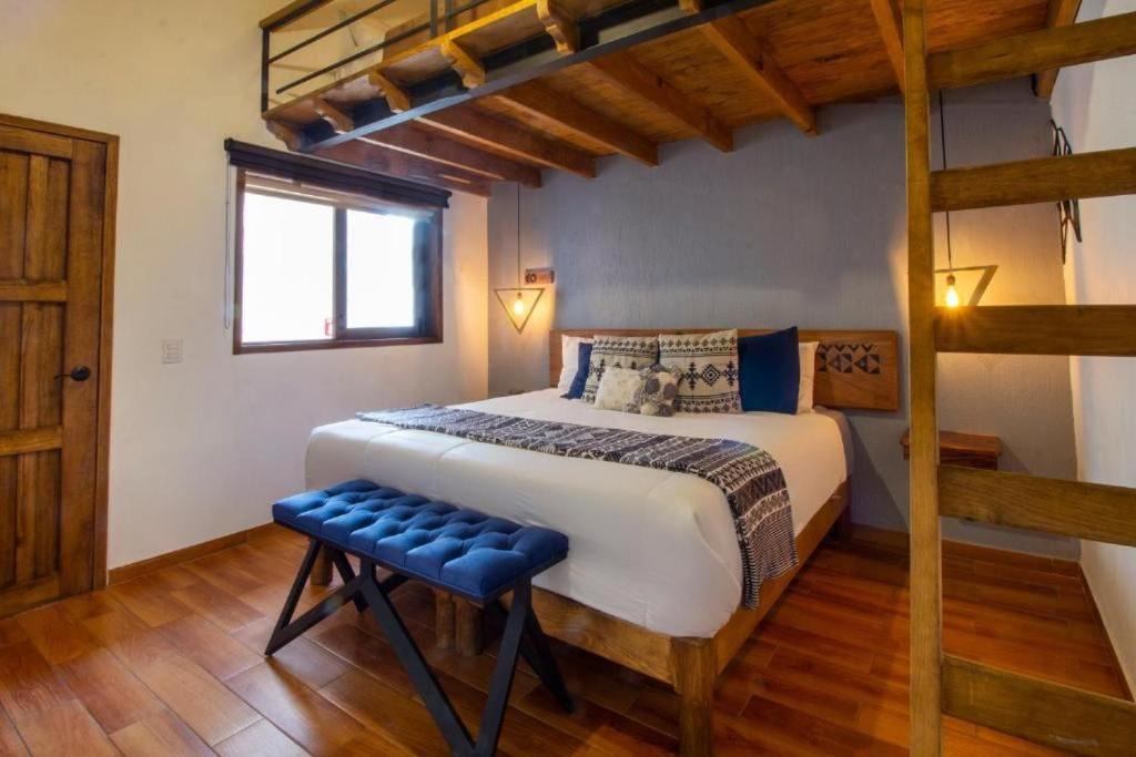 塔帕尔帕Hotel Kali的一间卧室设有一张大床,铺有木地板
