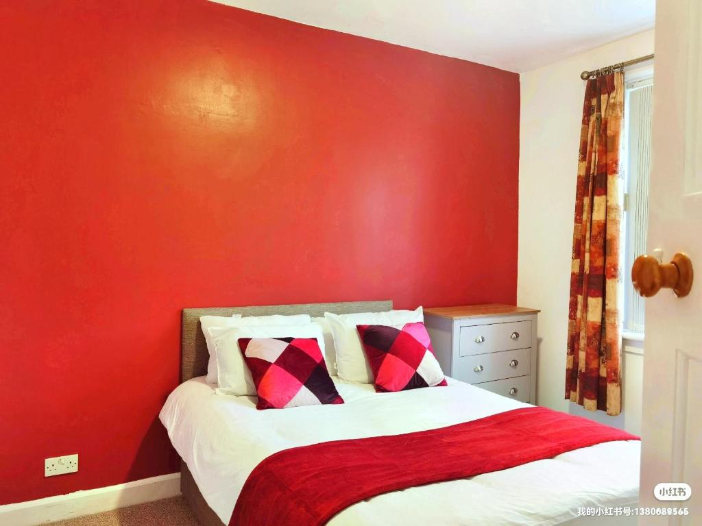 拉格斯Parkside 2 bedrooms appartment with encolsed garden的红色的卧室,配有一张红色墙壁的床