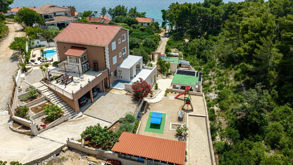 尼亚卢卡Villa Milina Korcula的享有带游泳池的房屋的空中景致