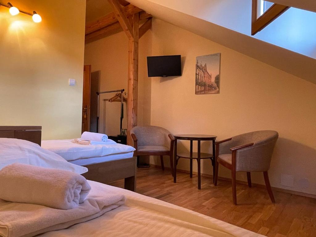 莱沃恰雅努斯邻近旅馆的一间设有两张床和一张桌子及椅子的房间