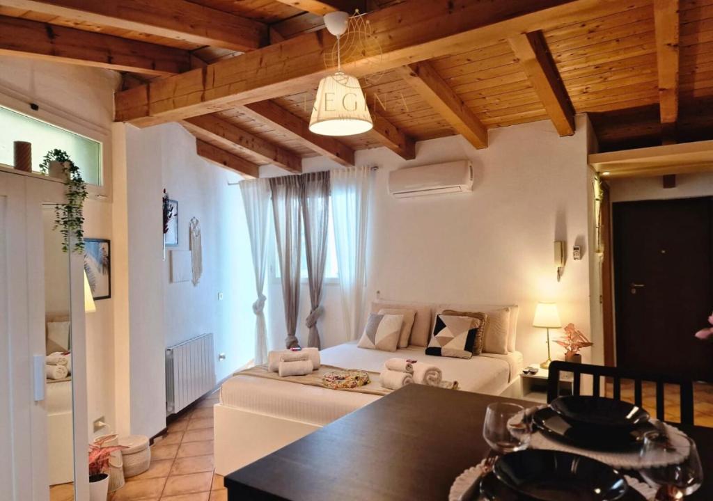 米兰Regina Milano in Porta Romana 1的卧室配有一张床和一张桌子