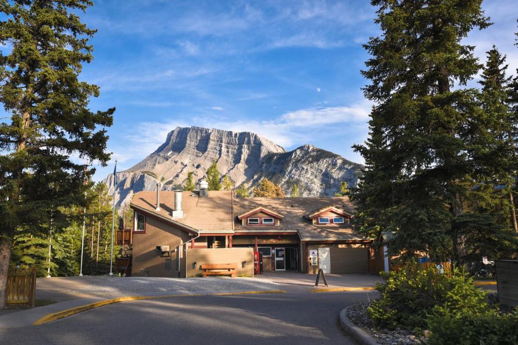 班夫HI Banff Alpine Centre - Hostel的山底房子