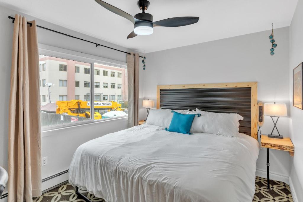 安克雷奇Highliner Hotel - King Rooms with City & Park Views的一间卧室设有一张大床和一个窗户。