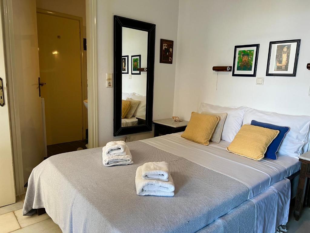 纳克索乔拉pirgaki seaside house的一间卧室配有一张大床和毛巾