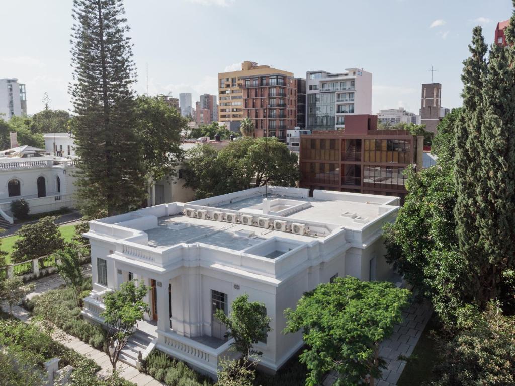瓜达拉哈拉Casa Bosque Eduviges的城市白色建筑的空中景观