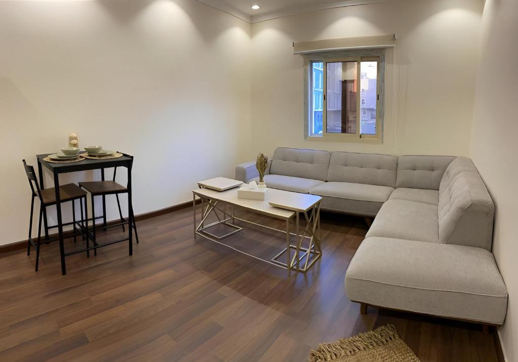 麦加2 Bedrooms Apartment in Makkah的客厅配有沙发和桌子