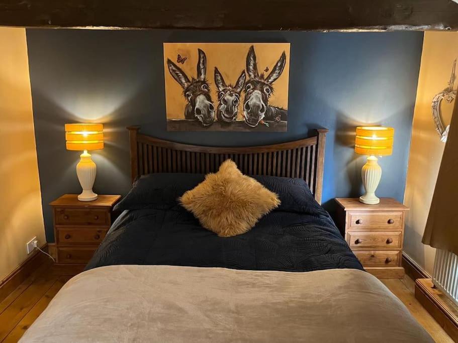 温特伯恩The Annexe的一间卧室配有一张带2个床头柜和2盏灯的床。