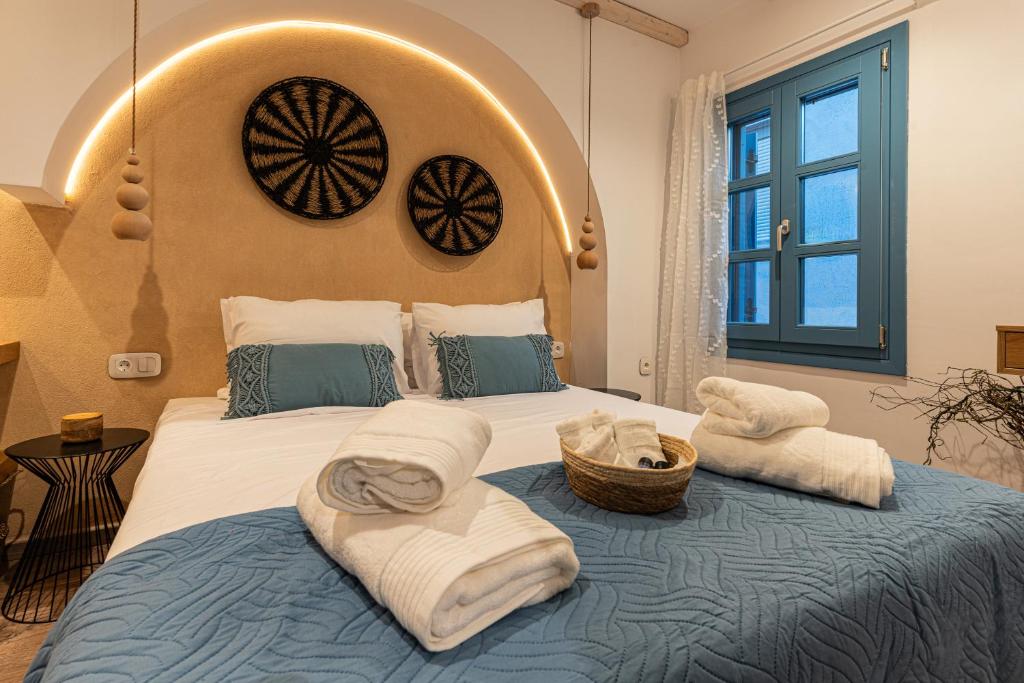 罗德镇Mosaic Luxury Home的一间卧室配有一张大床和毛巾