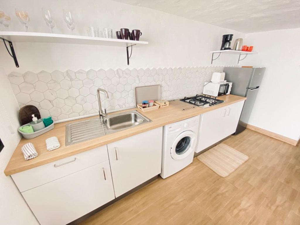 亚伊萨Casa Gercko 3的厨房配有水槽和洗衣机