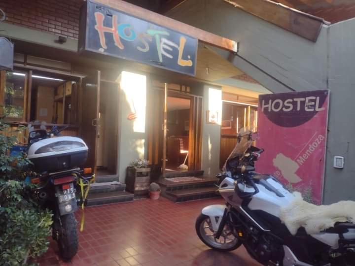 门多萨OlasHostel的停在旅馆前面的摩托车