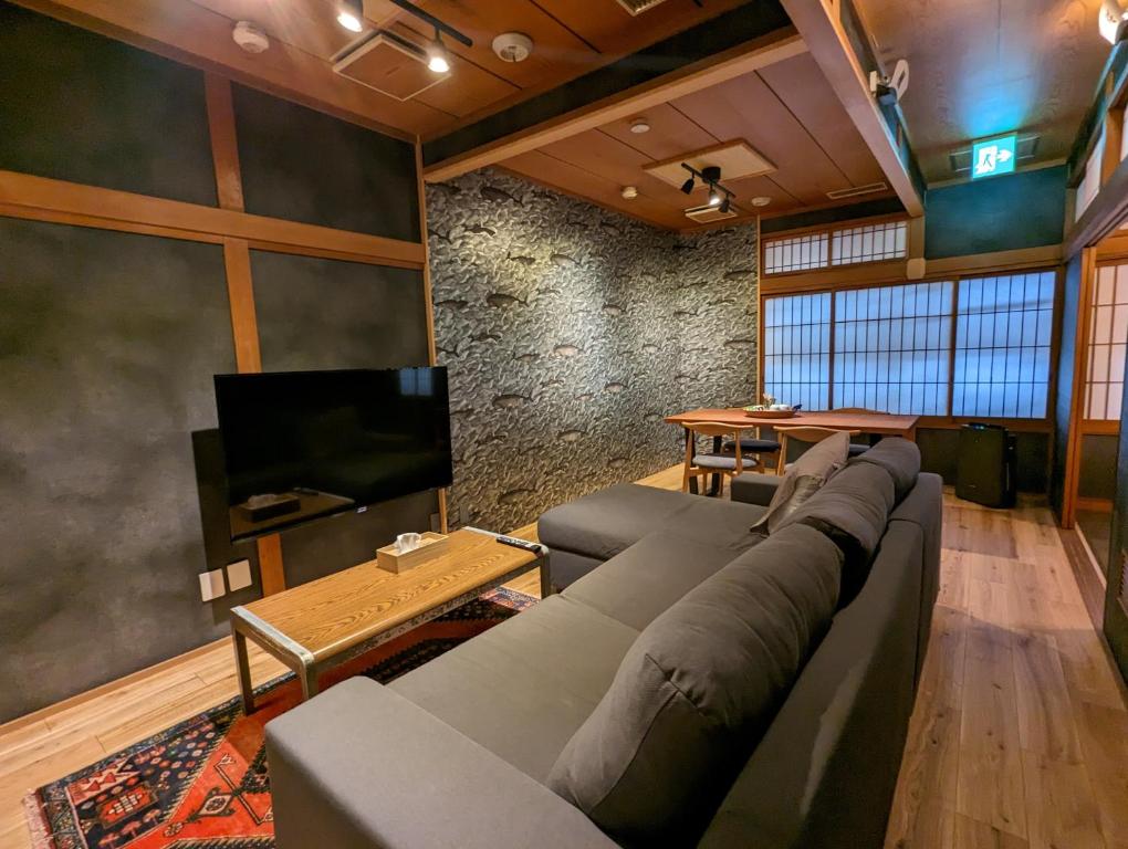 尾道市SIDOU 　INN的带沙发和平面电视的客厅
