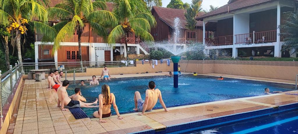瓜拉大汉Tekoma Resort Taman Negara的一群人坐在游泳池里