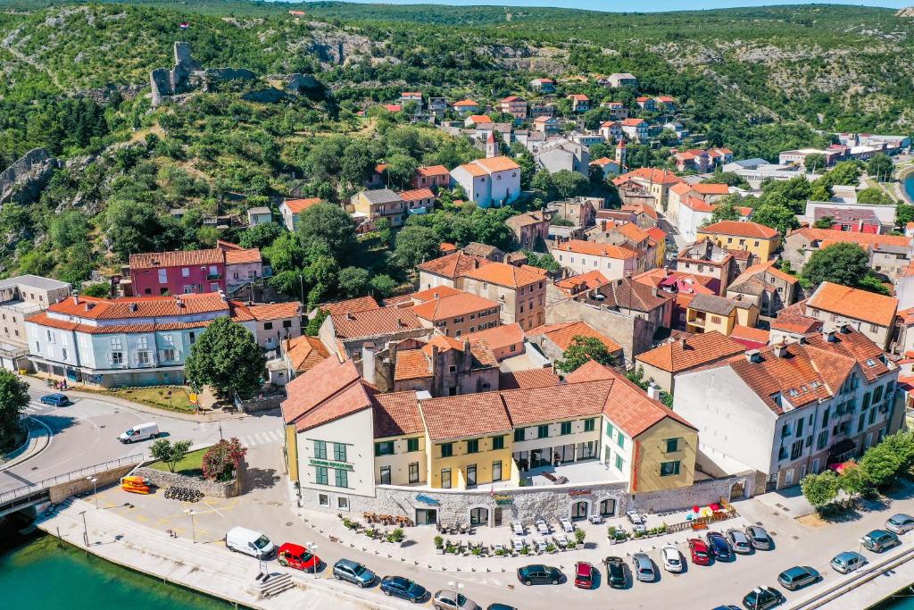 奥布罗瓦茨Hotel Kanjon Zrmanje的水边小镇的空中景观