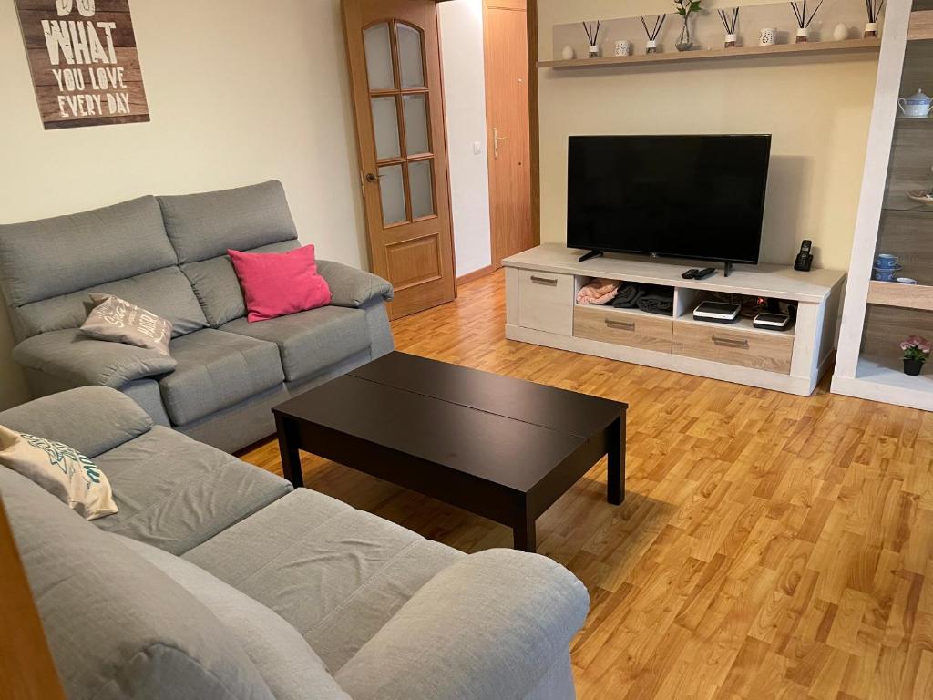 赫雷斯-德拉弗龙特拉XRYHOMES I Residencial en Jerez 4 hab, 2 baños, 7pax, 10 min del centro的带沙发和平面电视的客厅