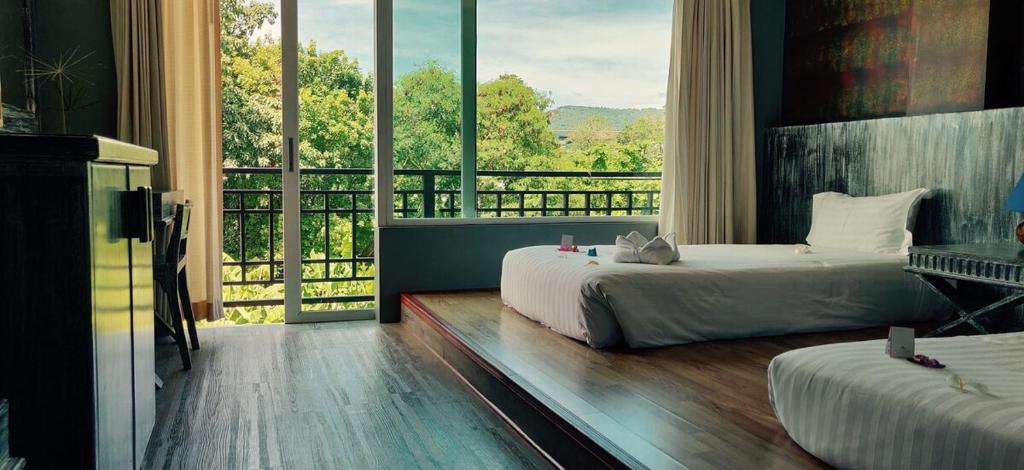 苏梅岛JALMIN Hotel Samui的一间卧室设有两张床和大窗户