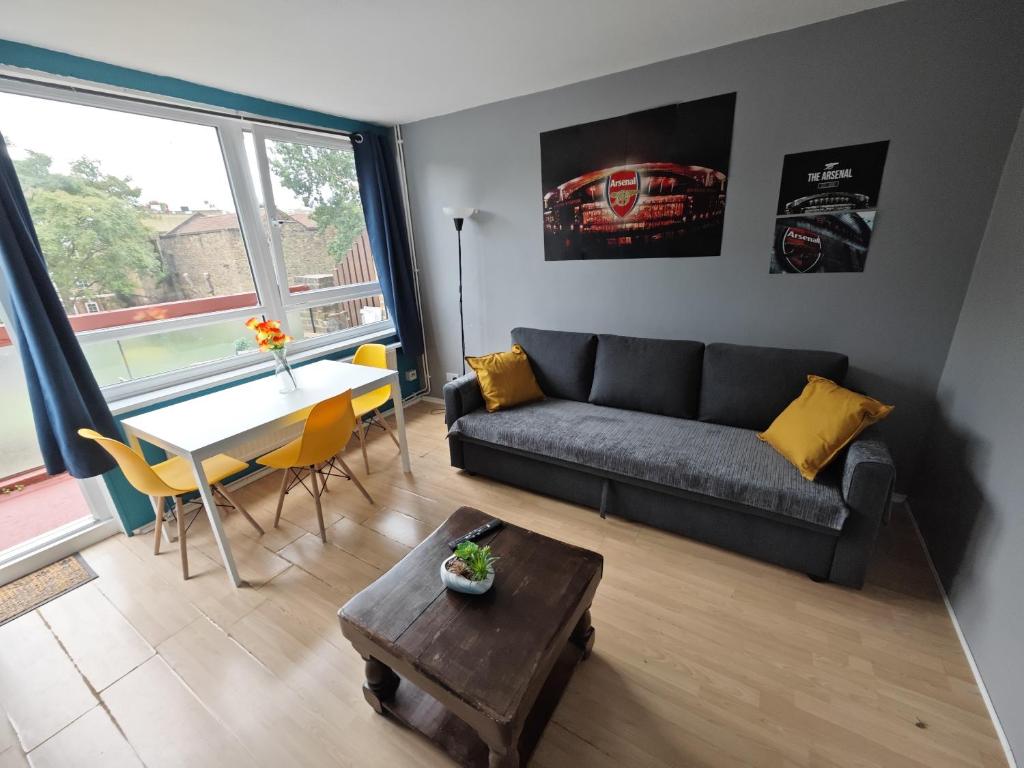 伦敦2 BEDROOM FLAT NEXT TO ARSENAL STADIUM - HIGHBURY的客厅配有沙发和桌子