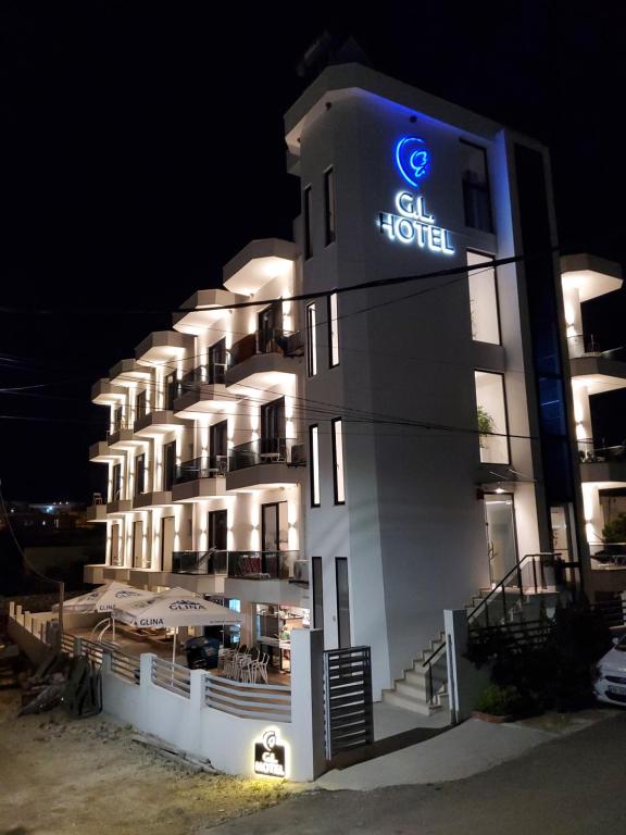 卡萨米尔GL Hotel Ksamil的一边有标志的酒店
