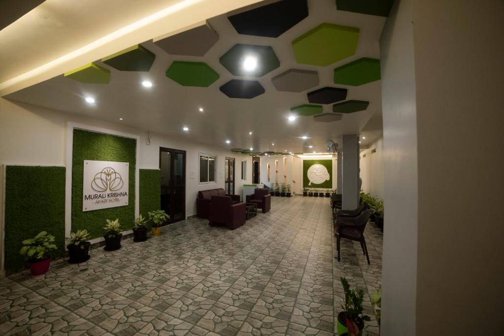 卡基纳达MURALI KRISHNA APART HOTEL的拥有绿色和白色天花板的办公大堂