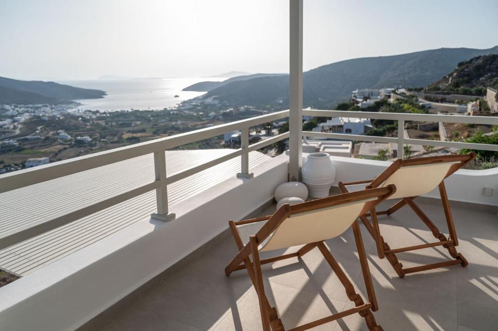 卡塔波拉Castello Amorgos Suites的阳台配有两把椅子,享有海景。