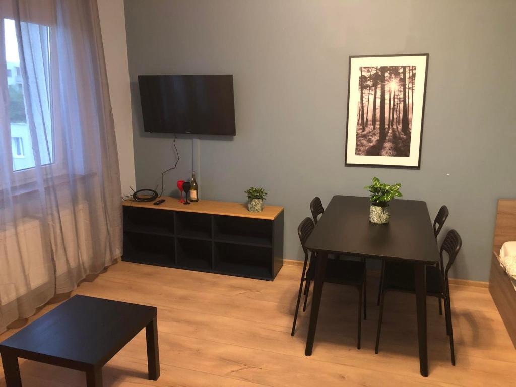 比得哥什Apartament Zwirki i Wigury 38的客厅设有餐桌和电视