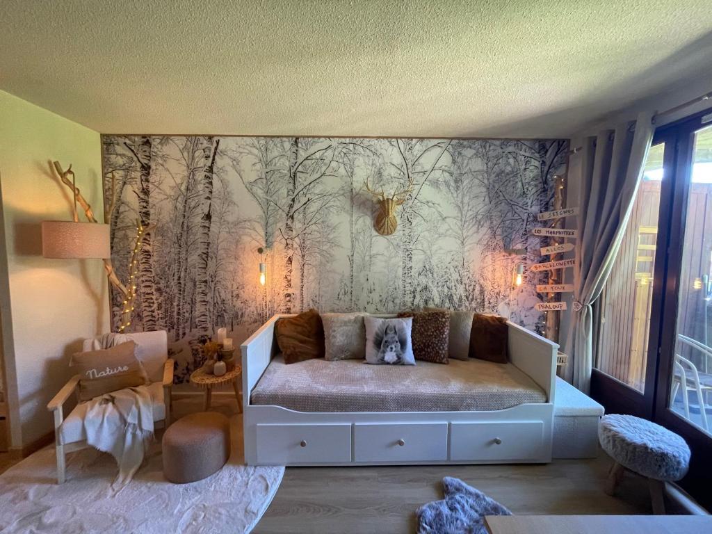 拉富Les marmottes的一间设有床铺和树木的墙壁的房间