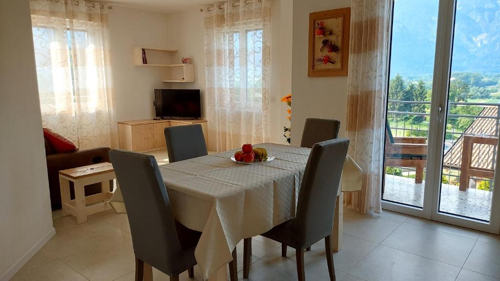 莱维科特尔梅Ca Giardina CIPAT 022104-AT-012586的一间带桌椅和电视的用餐室